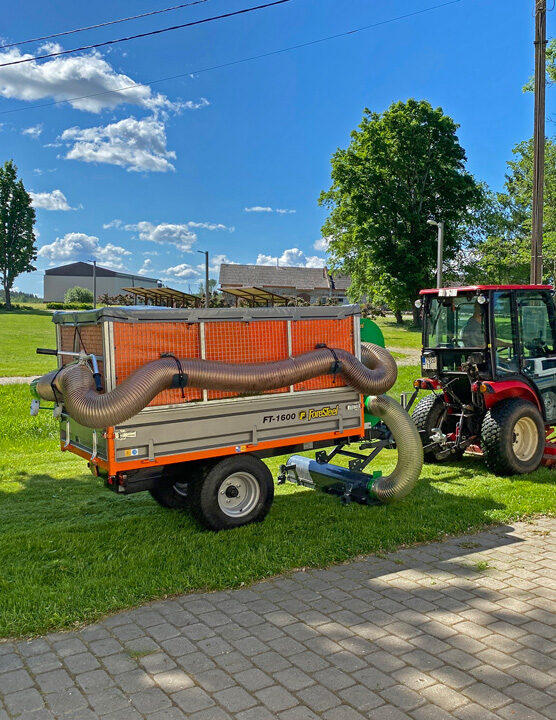 Traktor - Foresteel. Kippanhänger, Laubsaugwagen, Laubverladegerät,  Laubsauger-Einheiten, mobile Bewässerungs- und mobile Hochdruckreiniger.