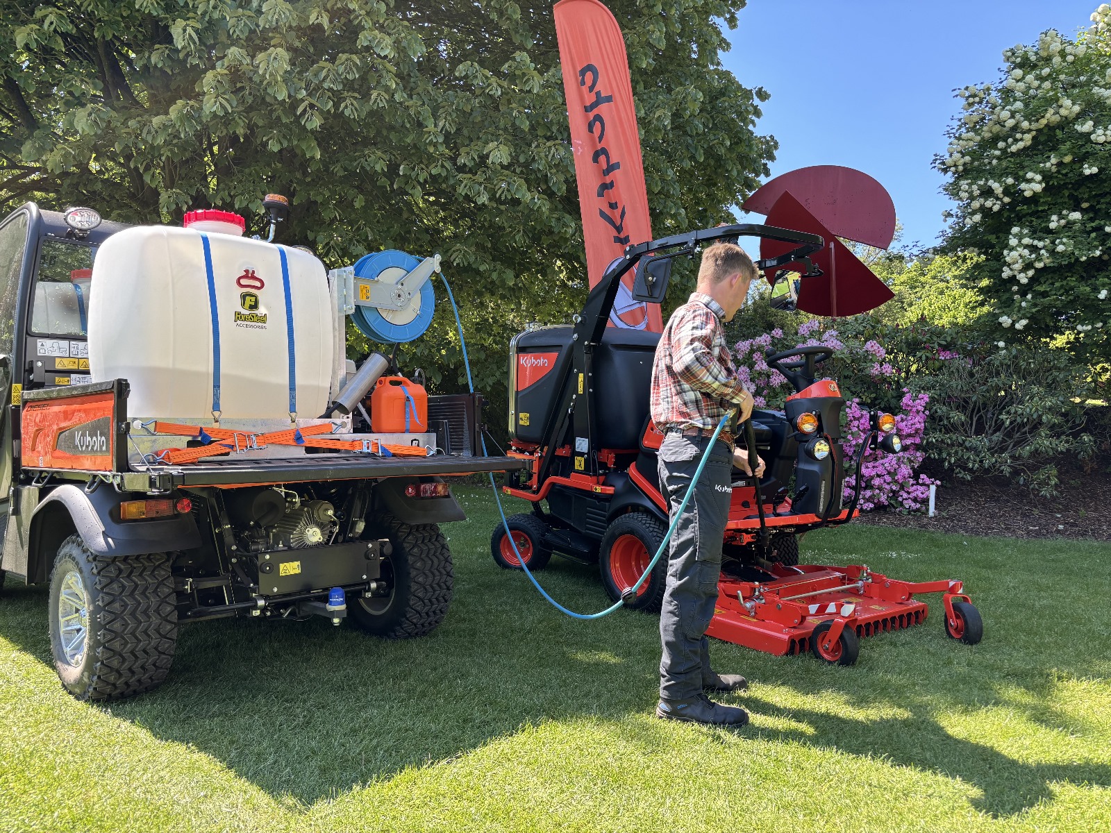 Foresteel PW-300 Mobiler Hochdruckreiniger in der Kubota RTV-Ladebox und vorgeführtes Mähwerk