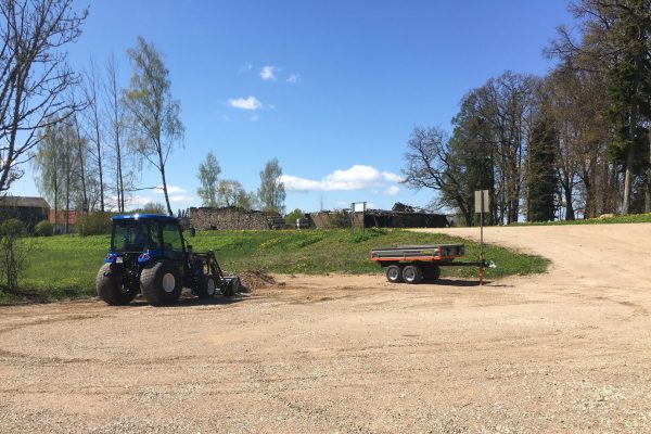 FT-2500-OFFROAD-being-loaded.-Compact-tractor-kit