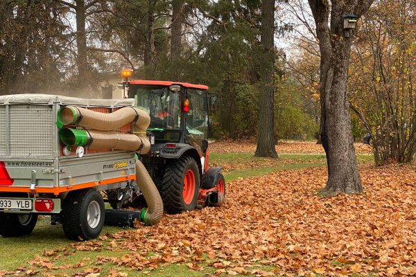 Foresteel-FT-1600-Chariot à feuilles avec tracteur Compact-Kubota-établissement de la plate-forme de tonte-03