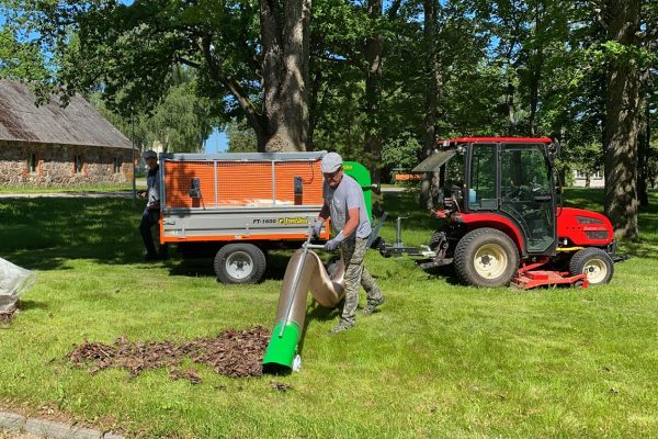 Foresteel-FT-1600-PROvac-Leaf-Trailer-demo-1-06.21