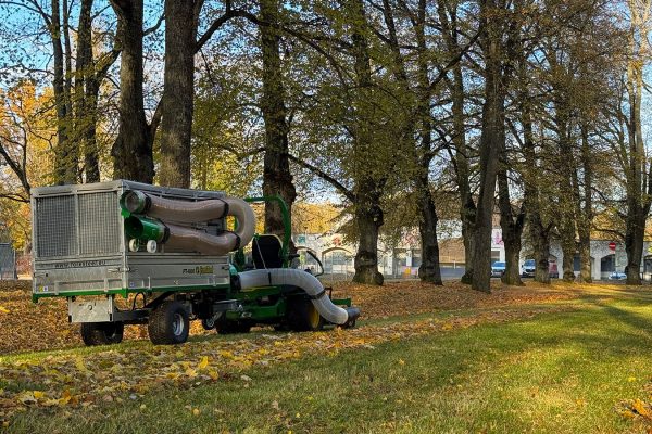 Foresteel-FT-600-Leaf-Trailer-w-John-Deere-ZTrak