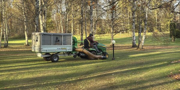 Foresteel-FT-600-Leaf-Trailer-w-John_Deere-X590-mowing-deck-setup-01