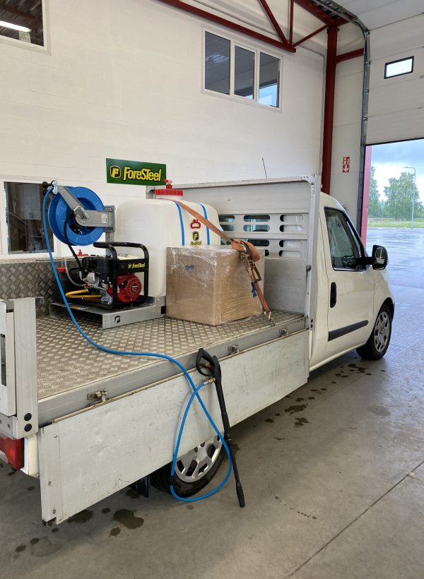 Foresteel-PW-300-mobile-pressure-washer-pickup-05